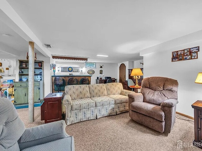 143 Safran Ave in Edison, NJ - Foto de edificio - Building Photo