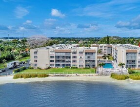 1516 S Lakeside Dr, Unit Water Front Condo in Lake Worth Beach, FL - Foto de edificio - Building Photo