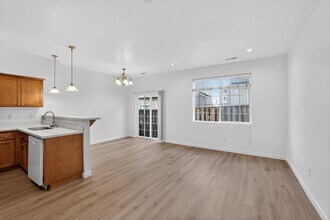 6568 NE Deer Run St in Hillsboro, OR - Building Photo - Building Photo