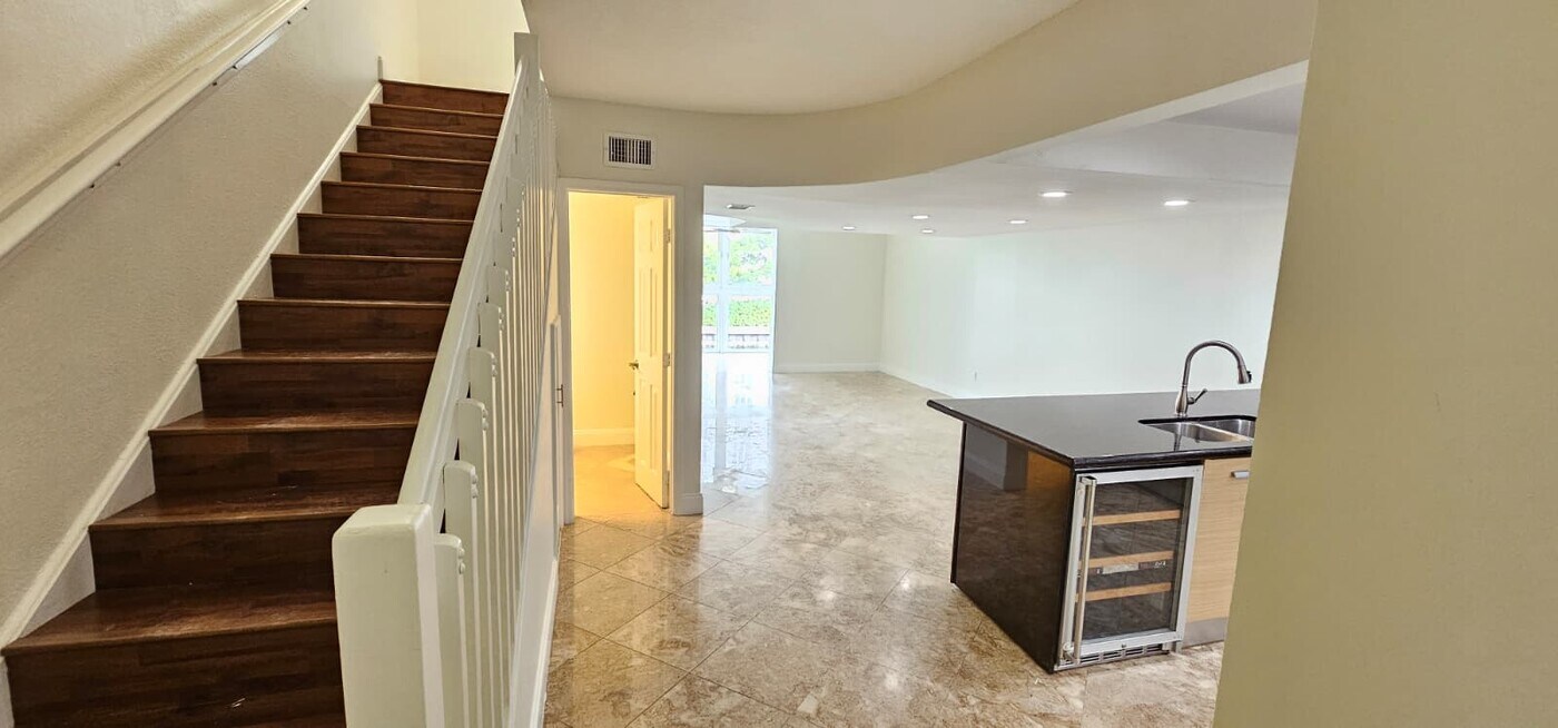 3745 NE 171st St in Aventura, FL - Building Photo