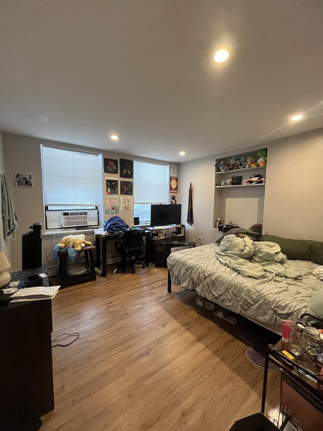 12 S 10th St, Unit 2F in Philadelphia, PA - Building Photo - Building Photo