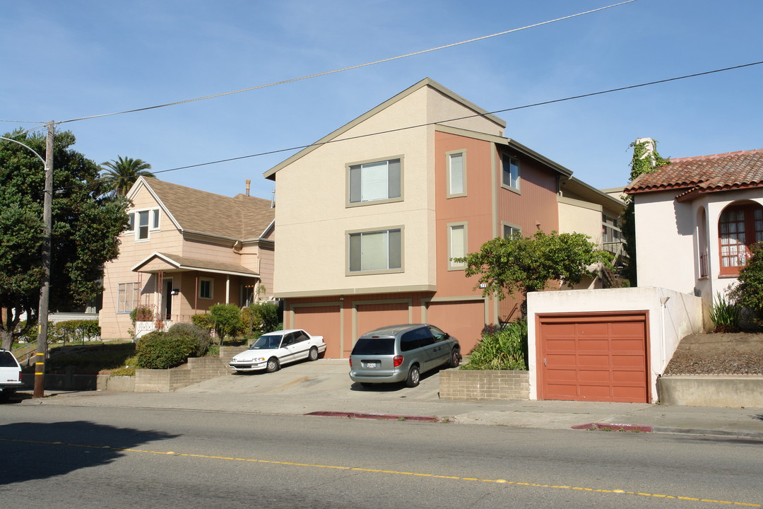 528 Grand Ave in South San Francisco, CA - Building Photo