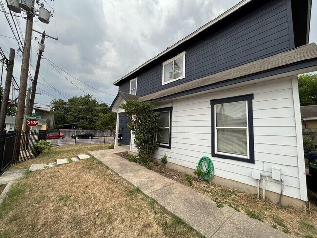 2326 Webberville Rd in Austin, TX - Building Photo - Building Photo