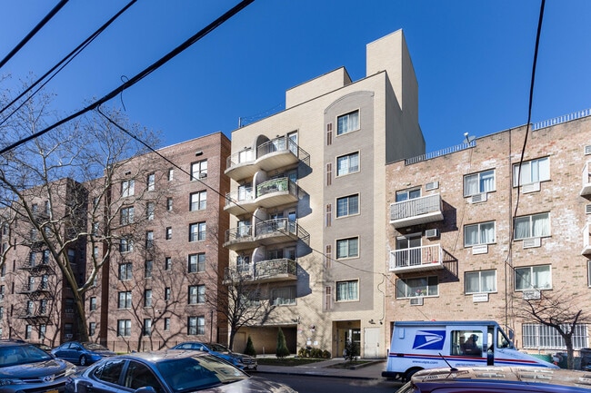 141-29 Pershing Cres