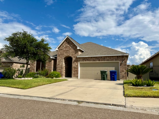 215 Date Palm Dr in Laredo, TX - Building Photo - Building Photo