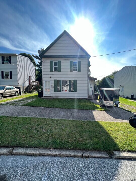 2414 Poplar St in Erie, PA - Building Photo