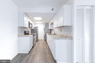 5911 Edsall Rd in Alexandria, VA - Foto de edificio - Building Photo