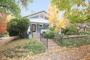 816 NE Laurelhurst Pl in Portland, OR - Building Photo