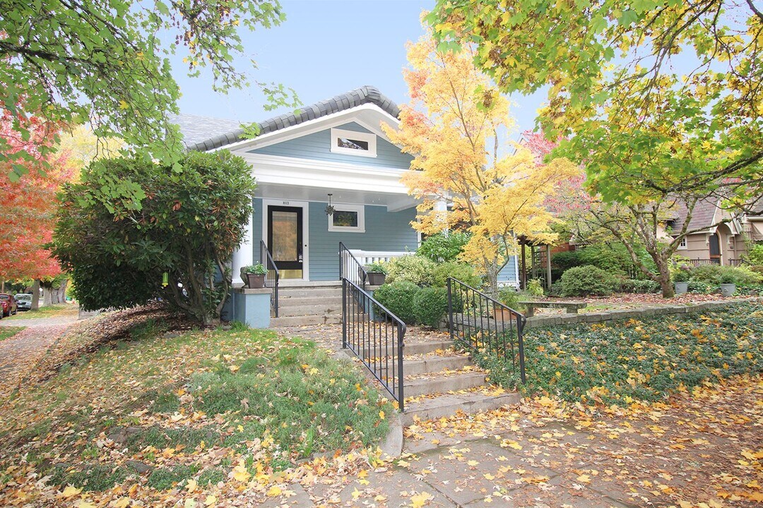 816 NE Laurelhurst Pl in Portland, OR - Building Photo