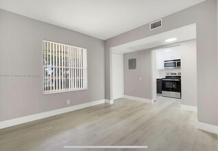 9849 Three Lakes Cir in Boca Raton, FL - Building Photo - Building Photo