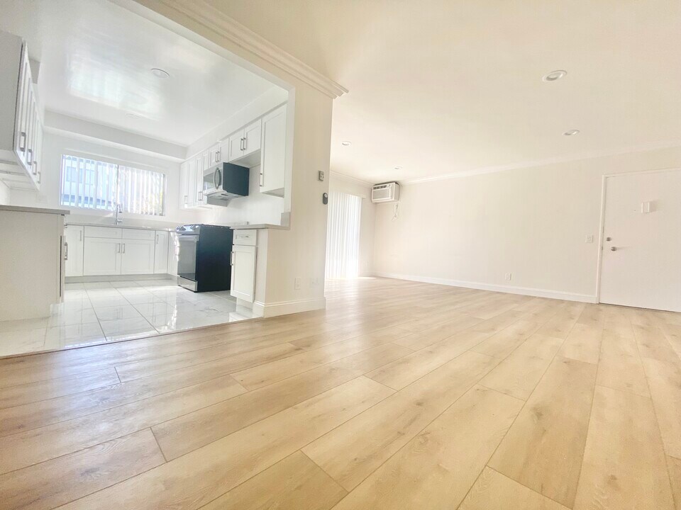 12410 Chandler Blvd in Los Angeles, CA - Building Photo