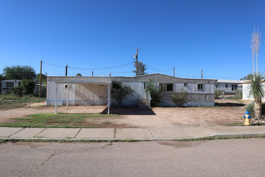 694 E Lesli Dr in Benson, AZ - Foto de edificio