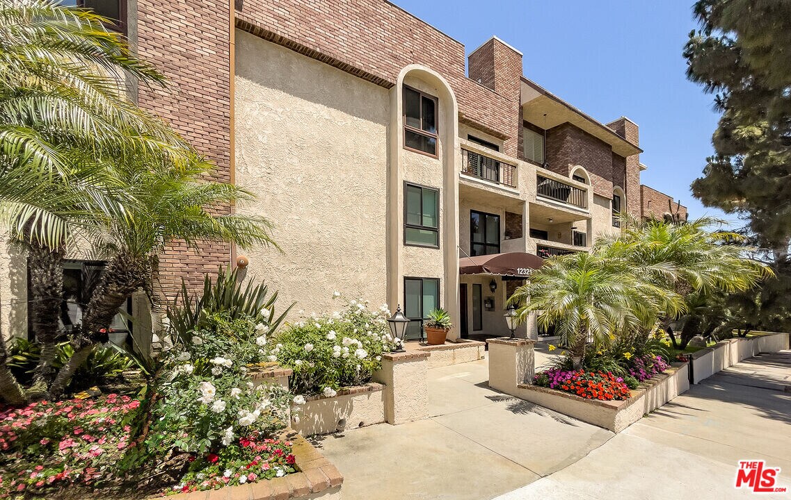 12321 Ocean Park Blvd in Los Angeles, CA - Building Photo