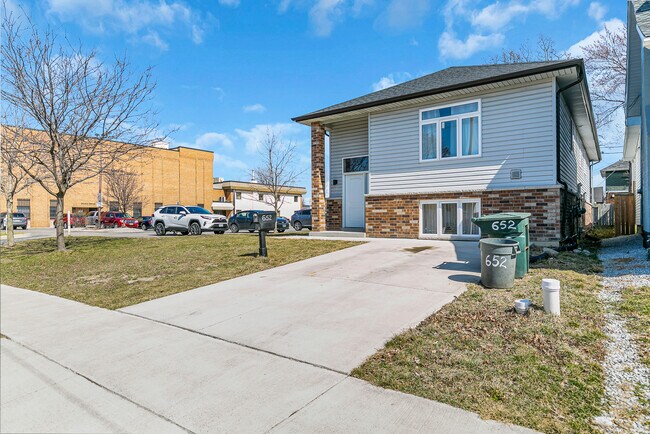 652 Bridge Av in Windsor, ON - Foto de edificio - Building Photo
