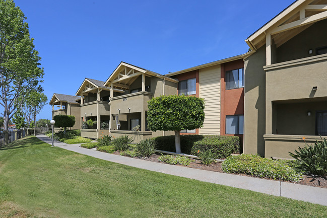 Windsong Apartments in Chula Vista, CA - Foto de edificio - Building Photo