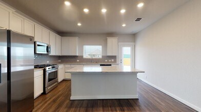 Gorgeous New Braunfels home with large fenced yard in New Braunfels, TX - Building Photo - Building Photo