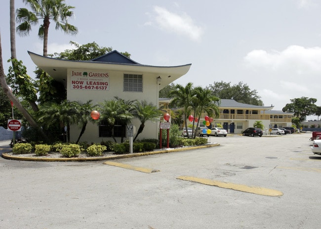 Jade Gardens Apartments in Miami, FL - Foto de edificio - Building Photo