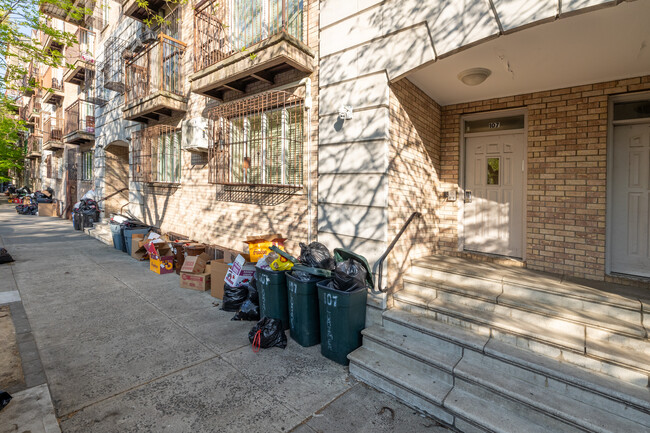 107 Lorimer St in Brooklyn, NY - Building Photo - Building Photo