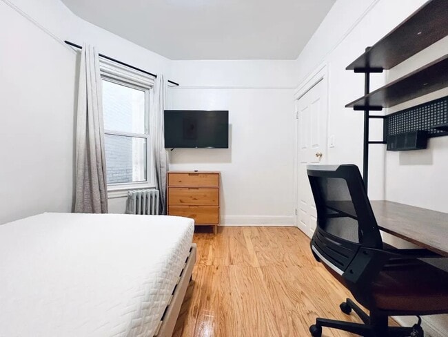 Furnished room/NOT APARTMENT in Queens, NY - Foto de edificio - Building Photo