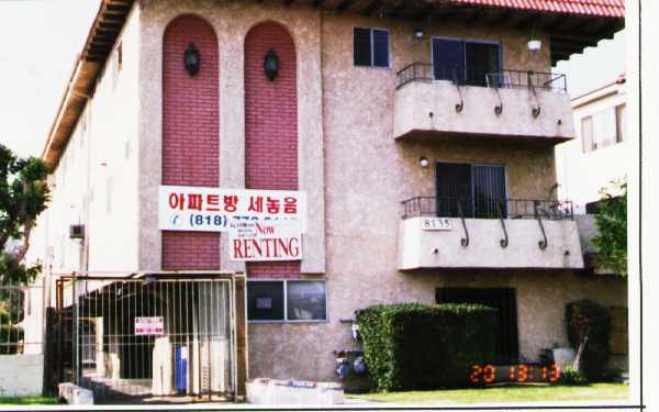 8135 Reseda Blvd in Reseda, CA - Building Photo - Building Photo