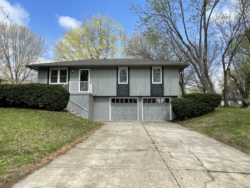 1505 SE Piccadilly St in Blue Springs, MO - Foto de edificio