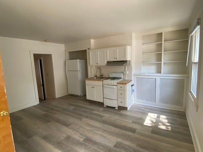 409 Farnsworth Avenue, Unit Apt 1 in Bordentown, NJ - Building Photo - Building Photo