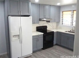 7153 Makahuena Pl in Honolulu, HI - Building Photo