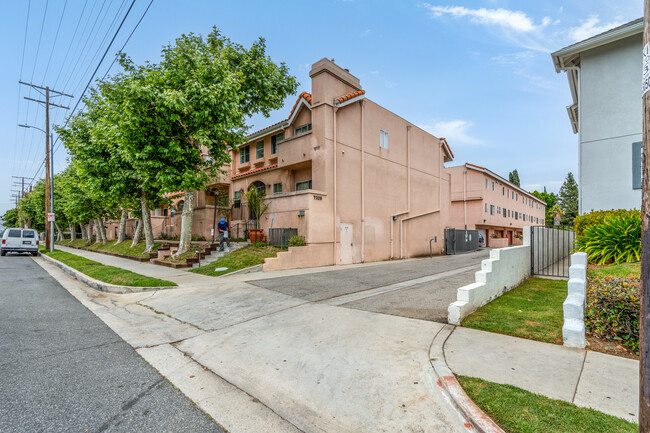 7320 Balboa Blvd in Van Nuys, CA - Building Photo - Building Photo