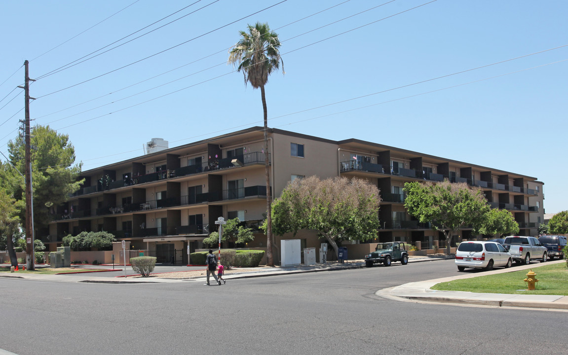 Pine Towers in Phoenix, AZ - Building Photo