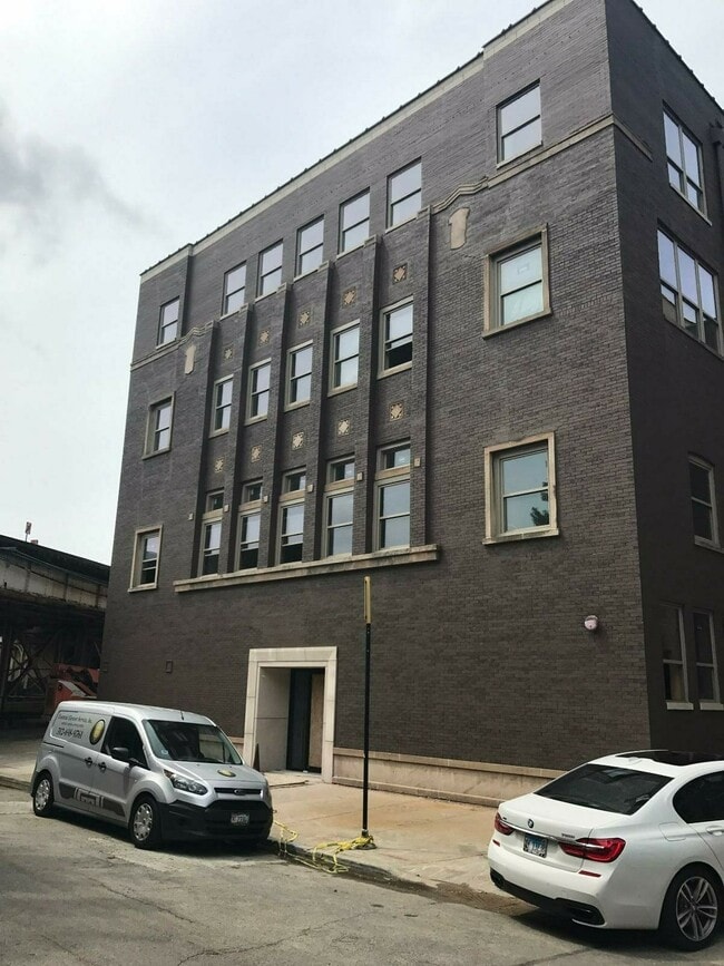 930 W Dakin St, Unit 301 in Chicago, IL - Foto de edificio - Building Photo
