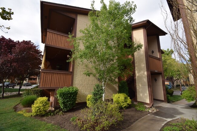 6852 Countrywoods Cir in Cottonwood Heights, UT - Building Photo - Building Photo