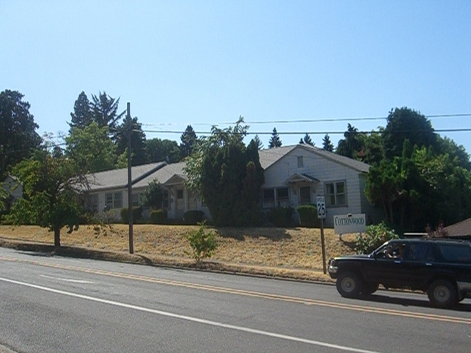 Cottonwood in Hood River, OR - Building Photo