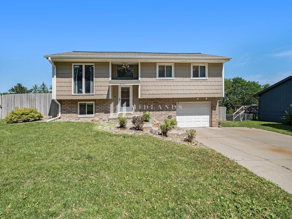 8711 S 143rd St in Omaha, NE - Foto de edificio
