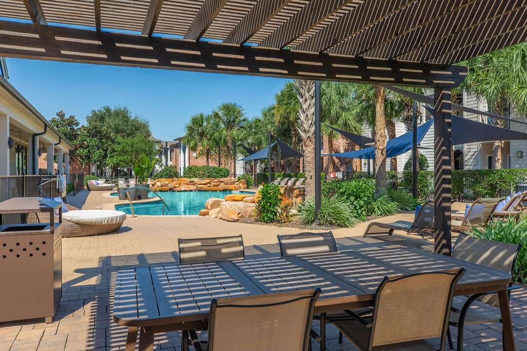 Lakes at 610 in Houston, TX - Building Photo