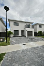 1339 NW 2nd Ln in Florida City, FL - Foto de edificio - Building Photo
