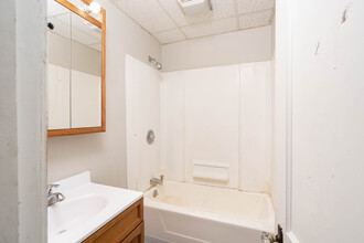 2022 College St in Cedar Falls, IA - Building Photo - Building Photo