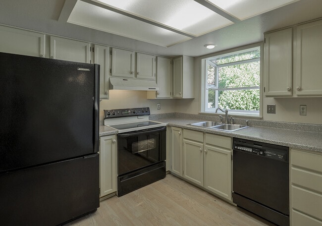 10910 SE 220th Pl in Kent, WA - Building Photo - Building Photo