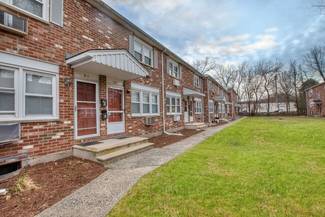 53 Hiltbrand Rd in Bristol, CT - Building Photo - Building Photo