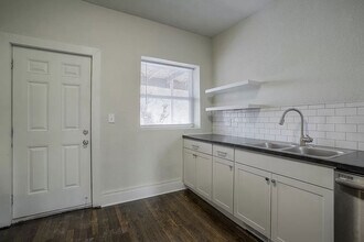 716 Gladstone Ave, Unit #1 in Kansas City, MO - Building Photo - Building Photo