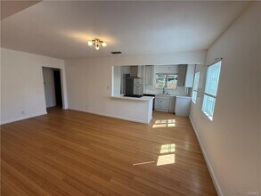 19148 Saticoy St in Los Angeles, CA - Building Photo - Building Photo