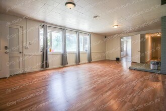 160 SW Towle Ave in Gresham, OR - Foto de edificio - Building Photo