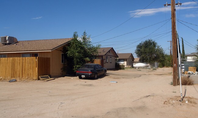 16570 Vine St in Hesperia, CA - Foto de edificio - Building Photo