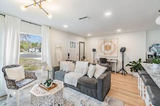 1813 Chinaberry Dr in Oldsmar, FL - Building Photo - Building Photo