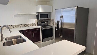 400 Leslie Dr, Unit 807 in Hallandale Beach, FL - Building Photo - Building Photo