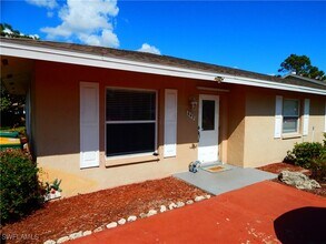 643 92nd Ave N in Naples, FL - Foto de edificio - Building Photo