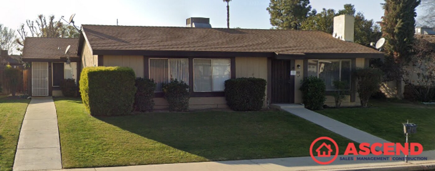 3021 N Half Moon Dr in Bakersfield, CA - Foto de edificio