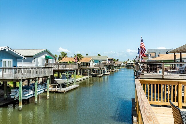 4421 Pelican Rd in Jamaica Beach, TX - Building Photo - Building Photo