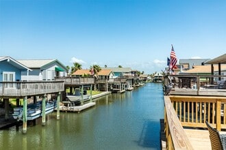 4421 Pelican Rd in Jamaica Beach, TX - Building Photo - Building Photo