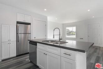 2303 W 30th St in Los Angeles, CA - Building Photo - Building Photo