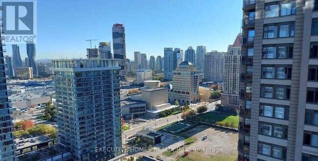 395 Square One Dr in Mississauga, ON - Building Photo - Building Photo